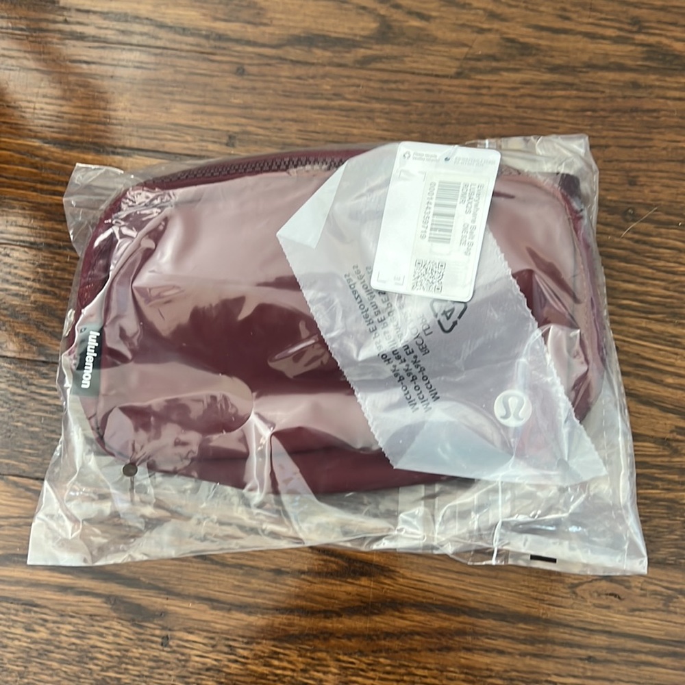Everywhere Belt Bag Lululemon SOLD OUT Merlot - Picture 2 of 2